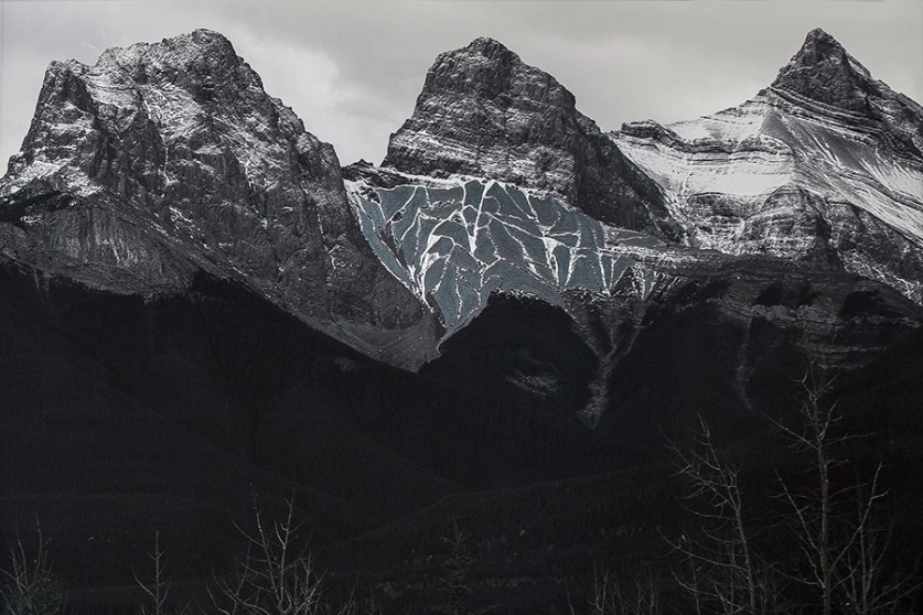 http://www.o-nekros.mirunadragan.com/files/gimgs/th-12_Dragan11_TheMountainsAreMirrors6-web.jpg