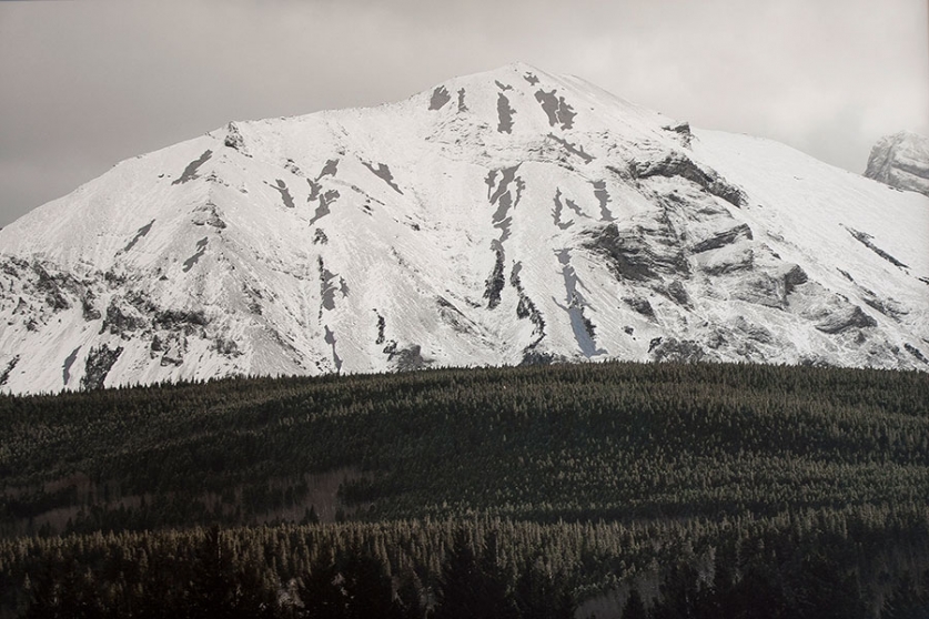http://www.o-nekros.mirunadragan.com/files/gimgs/th-12_Dragan06_TheMountainsAreMirrors1-web.jpg